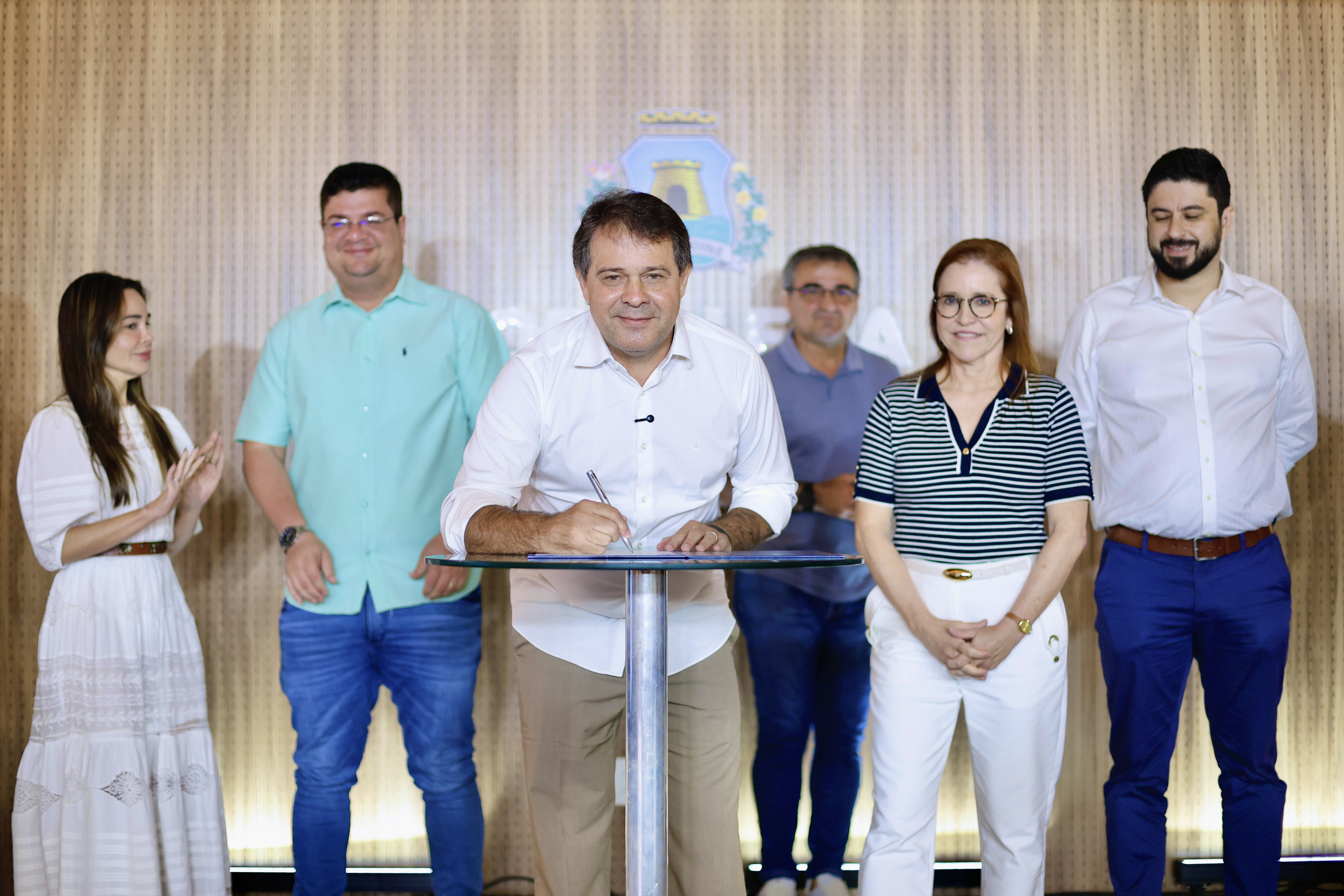 prefeito assinando documento